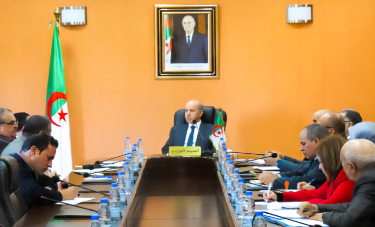 وزير الصحة يلتقي أعضاء النقابة المستقلة للبيولوجيين في الصحة العمومية