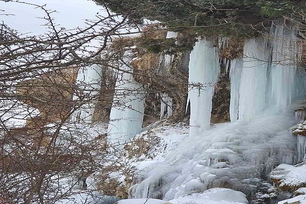 حيدوسة بباتنة : تجمد شلالات عين عبد الرحمان تصنع الفرجة
