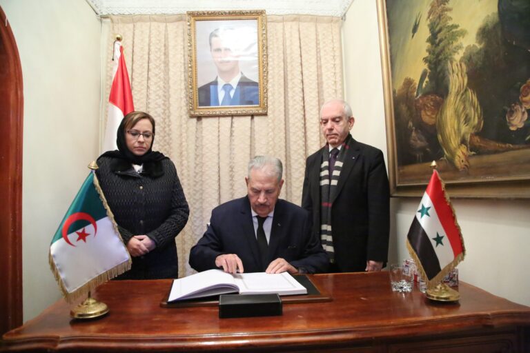 السيد صالح ڨوجيل يوقّع بمقر السفارة السورية بالجزائر، على سجل التعازي، على إثر الزلزال العنيف الذي ضرب سوريا