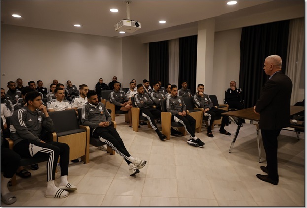 الرئيس زفيزف يعقد إجتماعا مع اللاعبين والطاقم الفني للمنتخب الوطني