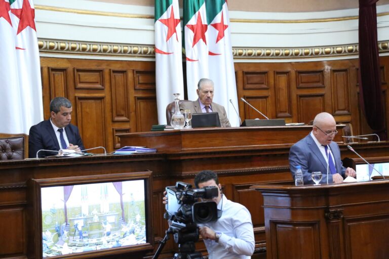 السيد صالح ڤوجيل يؤكّد على أهمية الكفاءة والتحلي بالالتزام واليقظة في إبرام الصفقات العمومية