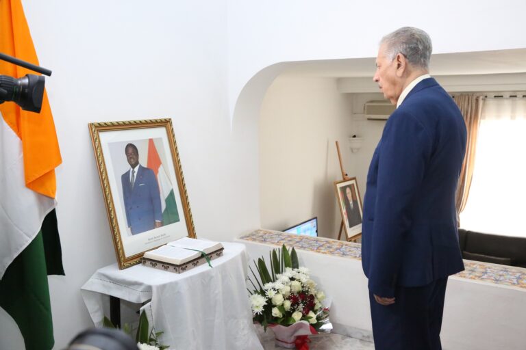 السيد صالح ڨوجيل يقدم واجب العزاء إثر وفاة الرئيس الايفواري الأسبق