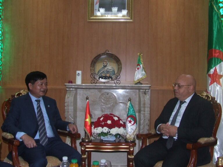 وزير المجاهدين يستقبل رئيس اللجنة الشعبية لمحافظة ديان بيان فو الفيتنامية