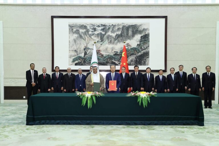 البرلمان العربي يوقع مذكرة تفاهم مع البرلمان الصيني لإنشاء آلية تواصل دائمة بين الجانبين