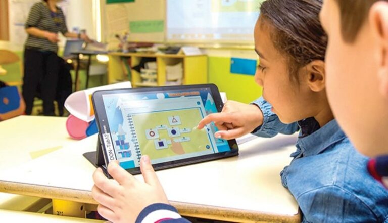 سيدي بلعباس : إنتاج 48 ألف لوحة إلكترونية للمؤسسات التربوية