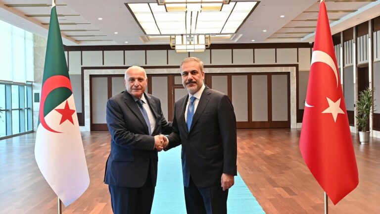 وزير الشؤون الخارجية يجري محادثات مطوّلة على انفراد مع نظيره التركي