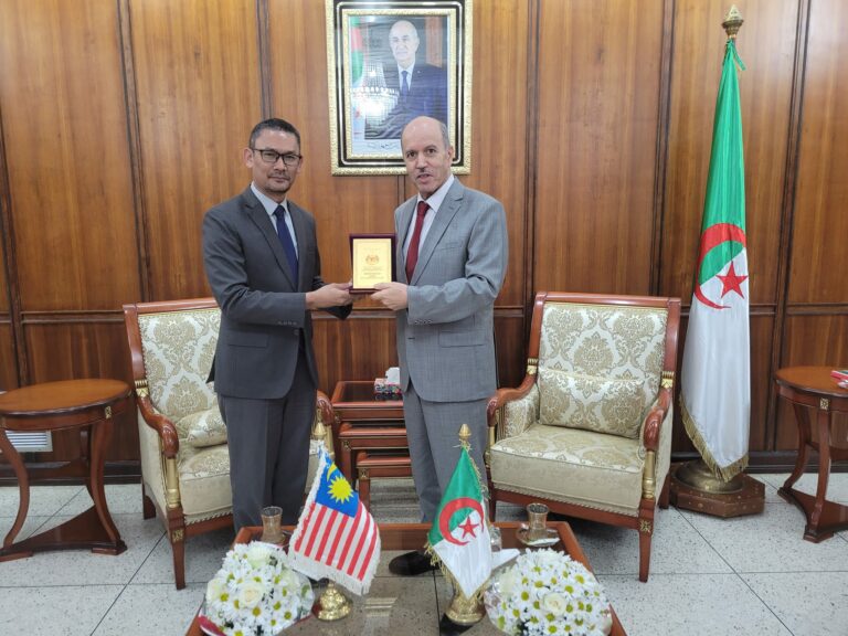 وزير الصحة عبد الحق سايحي يستقبل سفير دولة ماليزيا بالجزائر