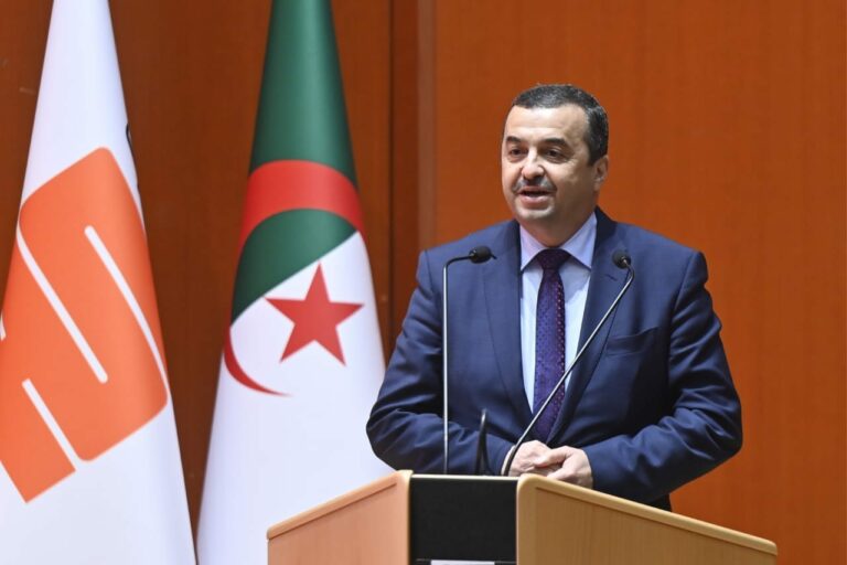 وزير الطاقة يشرف على مراسيم حفل تسليم 60 حافلة مدرسية لفائدة 60 بلدية منتشرة عبر 41 ولاية عبر الوطن.