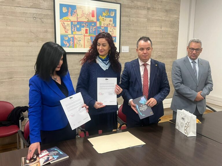 وفد المجموعة البرلمانية للصداقة الجزائرية الشيلية يقدم هبة من الكتب لمتحف الذاكرة وحقوق الانسان بسانتياغو