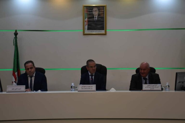 وزير الفلاحة يترأس اجتماعا مع مدراء التعاونيات للحبوب والبقول الجافة على المستوى الوطني