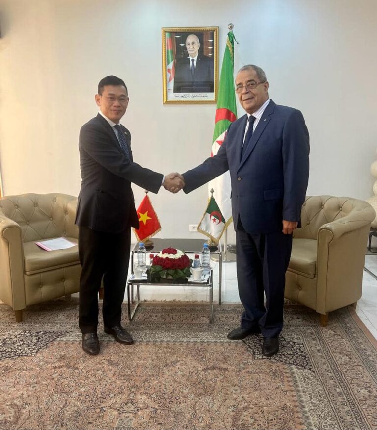 وزير الصناعة السيد علي عون يستقبل سفير جمهورية فيتنام الاشتراكية بالجزائر