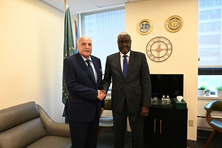 وزير الخارجية السيد أحمد عطاف يجري مباحثات ثنائية مع رئيس مفوضية الاتحاد الافريقي