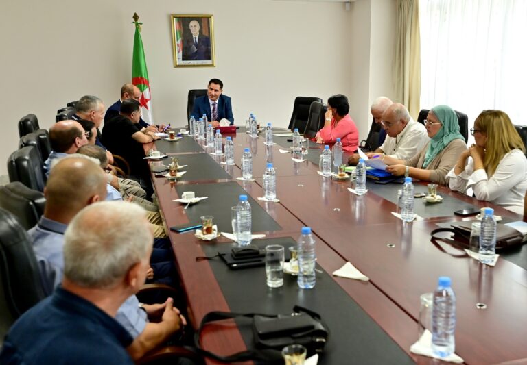 وزير الاتصال الدكتور محمد لعقاب يجتمع بمسؤولي ومدراء الصحف الوطنية