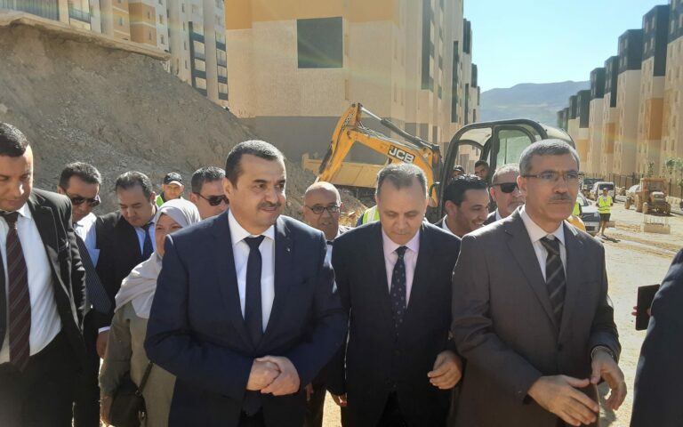 وزير الطاقة في زيارة ميدانية لموقع 6500 مسكن بيع بالإيجار “عدل” حوش الريح