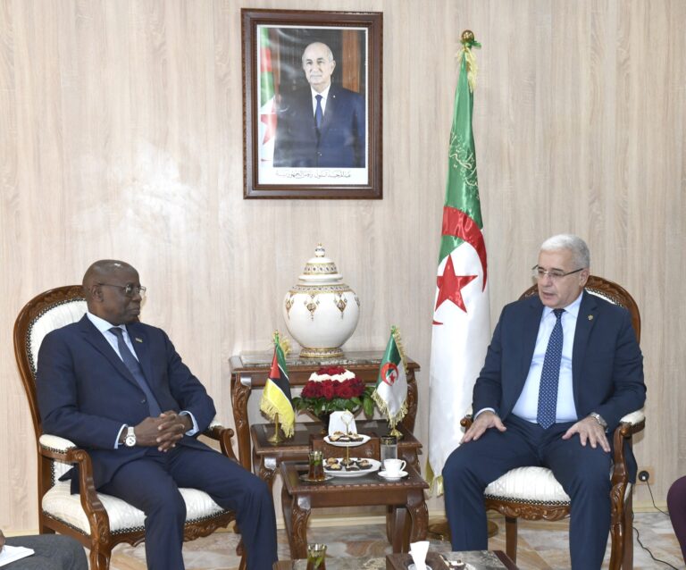 رئيس المجلس الشعبي الوطني يستقبل سعادة سفير جمهورية موزمبيق بالجزائر
