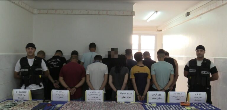 أمن العاصمة : الإطاحة بــ 13 شخصا ينشطون ضمن جماعة أشرار مع حجز مخدرات وأسلحة بيضاء محظورة