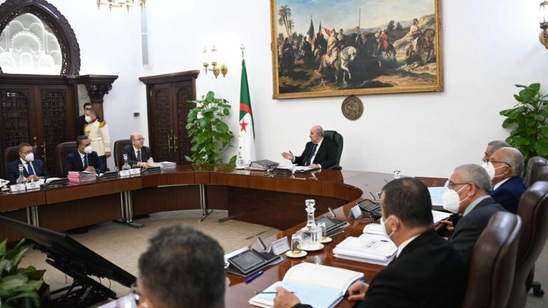 رئيس الجمهورية السيد عبد المجيد تبون يترأس اجتماعا لمجلس الوزراء
