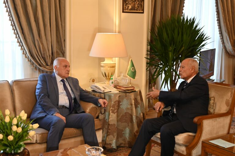 وزير الخارجية أحمد عطاف يجري بالقاهرة مشاورات ثنائية مع الأمين العام لجامعة الدول العربية أحمد أبو الغيط