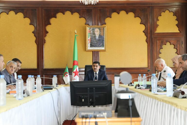 وزير الري يترأس اجتماعا تنسيقيا لدراسة وضعية تسيير الخدمة العمومية للماء في بعض الولايات