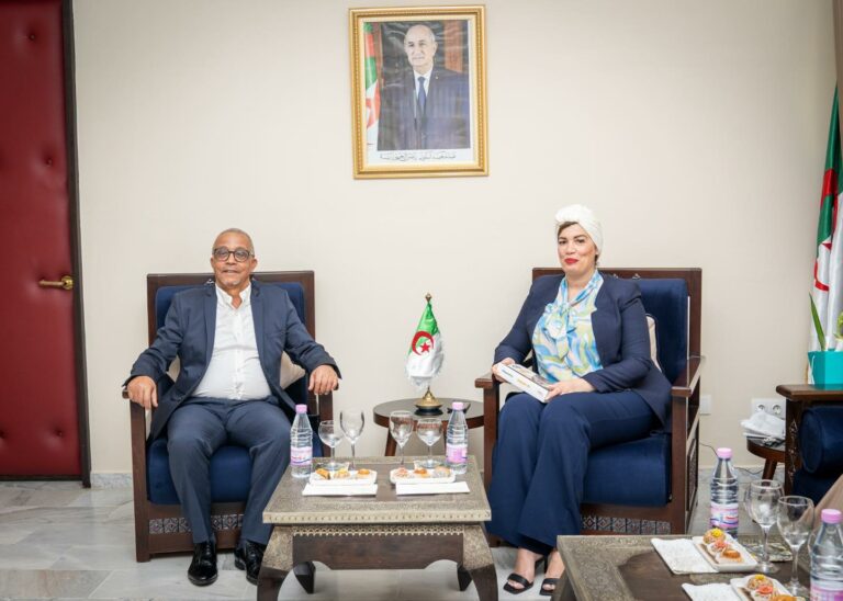 وزيرة الثّقافة تستقبل الكاتب الجزائري المرموق محمد مولسهول (ياسمينة خضرة)