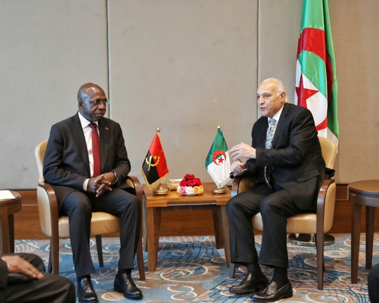 وزير الخارجية السيد أحمد عطاف يستقبل نظيره من جمهورية أنغولا السيد تيتي أنطونيو