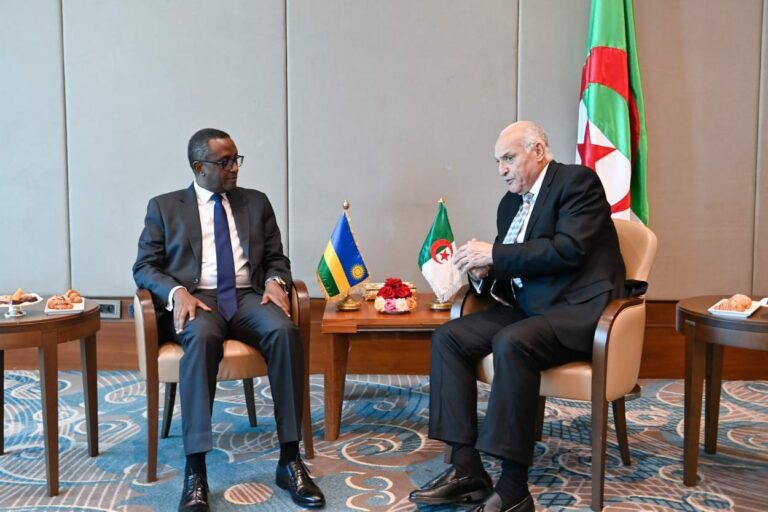 وزير الخارجية السيد أحمد عطاف يستقبل نظيره من جمهورية رواندا السيد فينسنت بيروتا