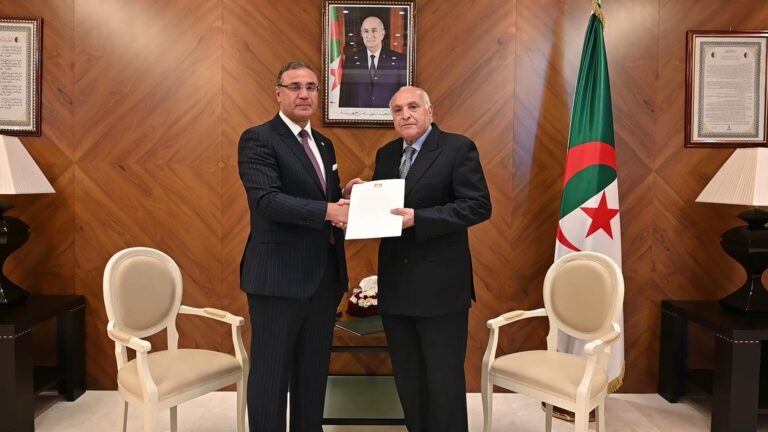 وزير الخارجية أحمدعطاف يستقبل سفير جمهورية مصر العربية الشقيقة لدى الجزائر