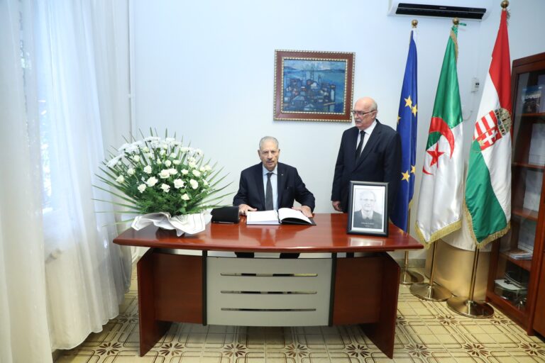 السيد صالح ڨوجيل يوقّع على سجلّ التعازي، على إثر وفاة الرئيس الأسبق للمجر السيد لاصلو صوليوم