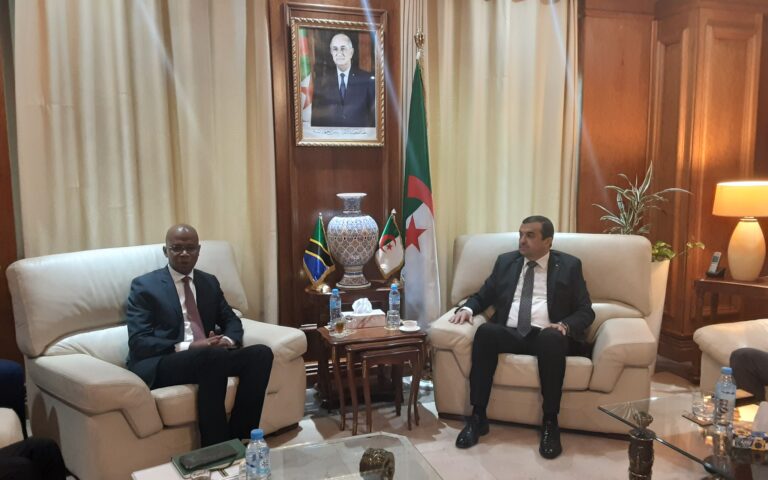 وزير الطاقة والمناجم السيد محمد عرقاب يستقبل وزير خارجية جمهورية تنزانيا الاتحادية