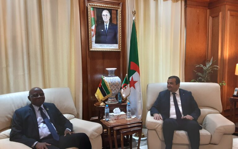 وزير الطاقة والمناجم السيد محمد عرقاب يستقبل سفير جمهورية موزمبيق