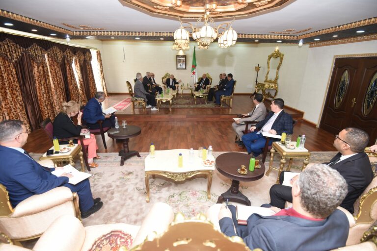 السيد العيد ربيڨة يشرف على اجتماع تنسيقي مع جمعية مجاهدي فيدرالية جبهة التحرير الوطني بفرنسا