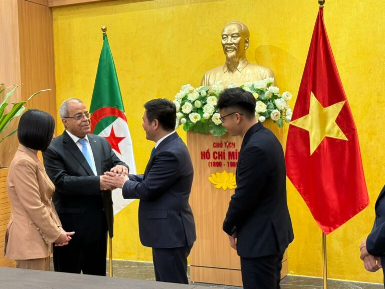 وزير الصناعة والإنتاج الصيدلاني يلتقي نظيره وزير الصناعة والتجارة الفيتنامي