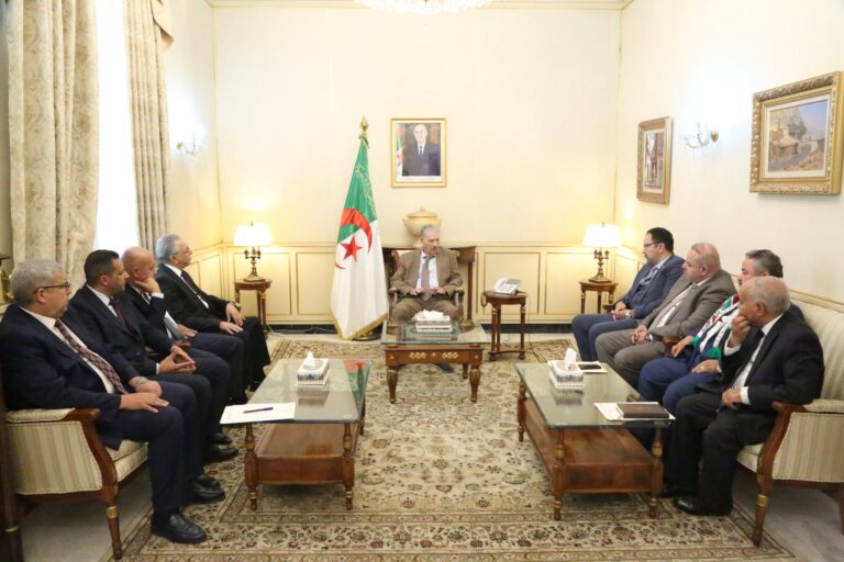 السيد صالح قوجيل يجتمع مع رؤساء المجموعات البرلمانية للتداول حول مضمون اللائحة السياسة