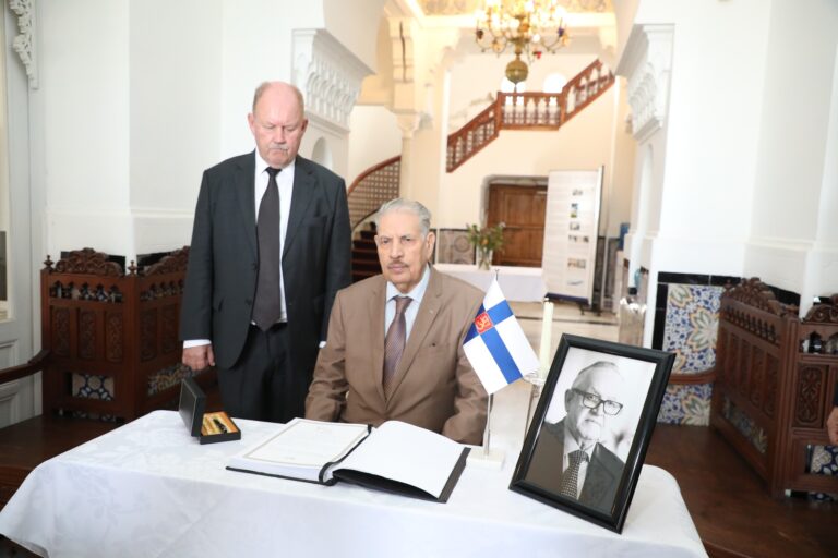 السيد صالح ڨوجيل يوقّع على سجلّ التعازي، على إثر وفاة الرئيس الأسبق لفنلندا، السيد مارتي أهتيساري