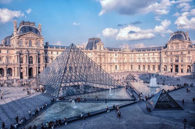 فرنسا تغلق متحف اللوفر فى باريس بعد إنذار بوجود قنبلة