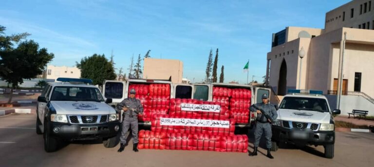 جمارك الشلف : حجز 37 رزمة من الألبسة الرثة وسيارتين نفعيتين استعملتا في التهريب