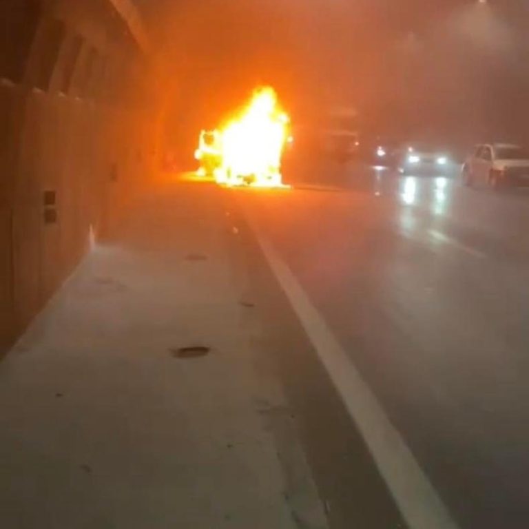 حريق سيارة نفعية داخل نفق واد شايح بالعاصمة