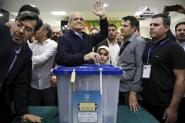 الاصلاحيين والمحافظين نحو جولة حاسمة للانتخابات الرئاسية الإيرانية