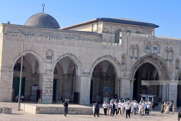 مجموعة من المستوطنين يقتحمون المسجد الأقصى