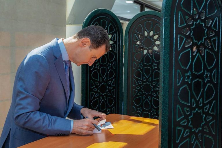 الأسد يدلي بصوته في الانتخابات البرلمانية السورية التي تحمل العديد من التساؤلات