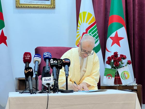 بن قرينة يوقع استمارة توقيعه الشخصي لصالح المترشح عبد المجيد تبون