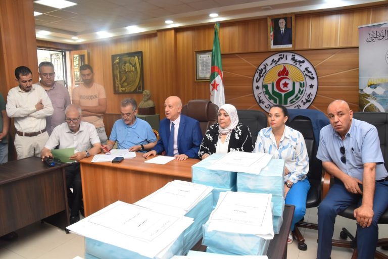 “الأفلان” يطلق قوافل توزيع الاستمارات لصالح المترشح عبد المجيد تبون