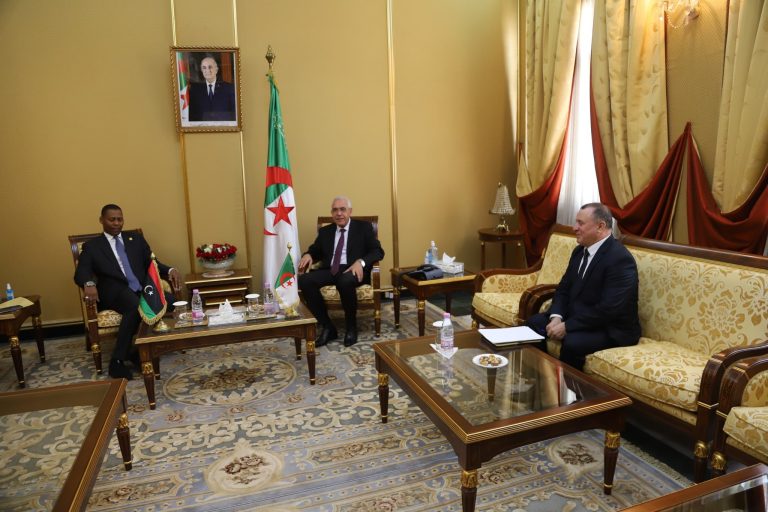 ليبيا والجزائر تبحثان آفاق التعاون في المجال القضائي