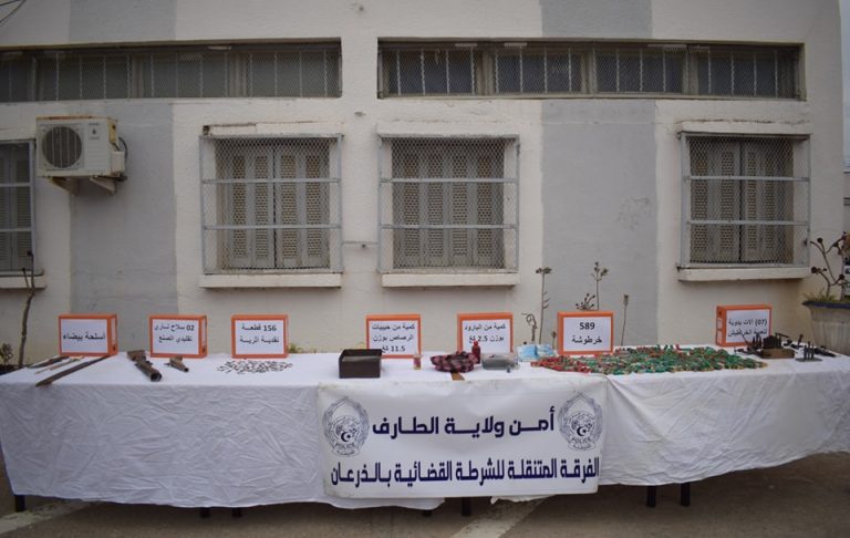 شرطة الطارف : توقيف ثلاث أشخاص تورطوا في حيازة أسلحة نارية وقطع نقدية أثرية