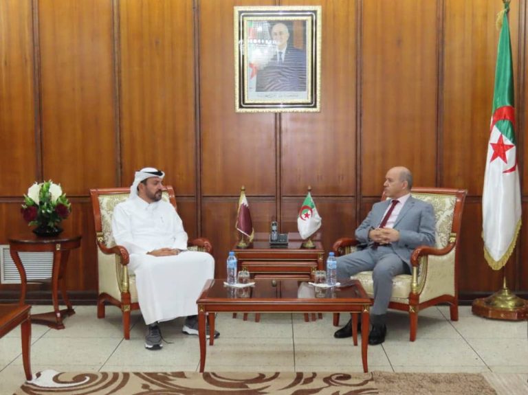 وزير الصحة يستقبل رئيس مجلس ادارة شركة “استثمار القابضة” لدولة قطر