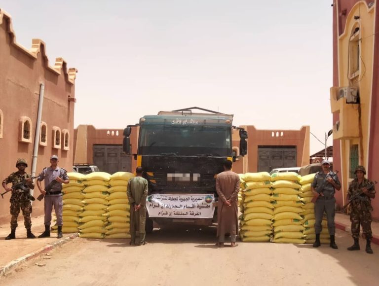 جمارك تمنراست توقف ثمانية أشخاص وتحجز قرابة 70 طن من الفرينة و30 طن من السميد