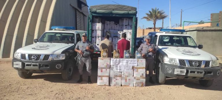 جمارك ورقلة : توقيف شخصين وحجز 1096 دلو بسعة 5 لتر من زيت المحركات