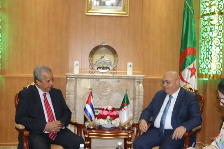 وزير المجاهدين وذوي الحقوق السيد العيد ربيقة يستقبل سفير جمهورية كوبا بالجزائر