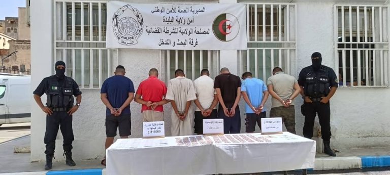 شرطة البليدة تطيح بشبكتين إجراميتين وتحجز 116000دج مزورة و1216 قرص من المؤثرات العقلية