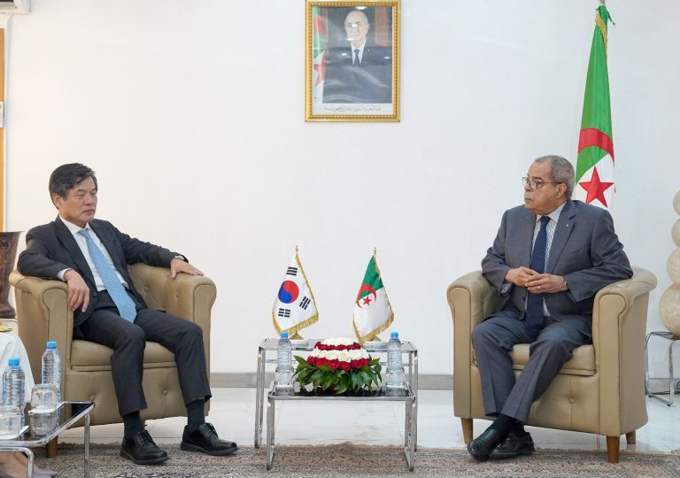 وزير الصناعة السيد علي عون يستقبل سفير جمهورية كوريا الجنوبية لدى الجزائر